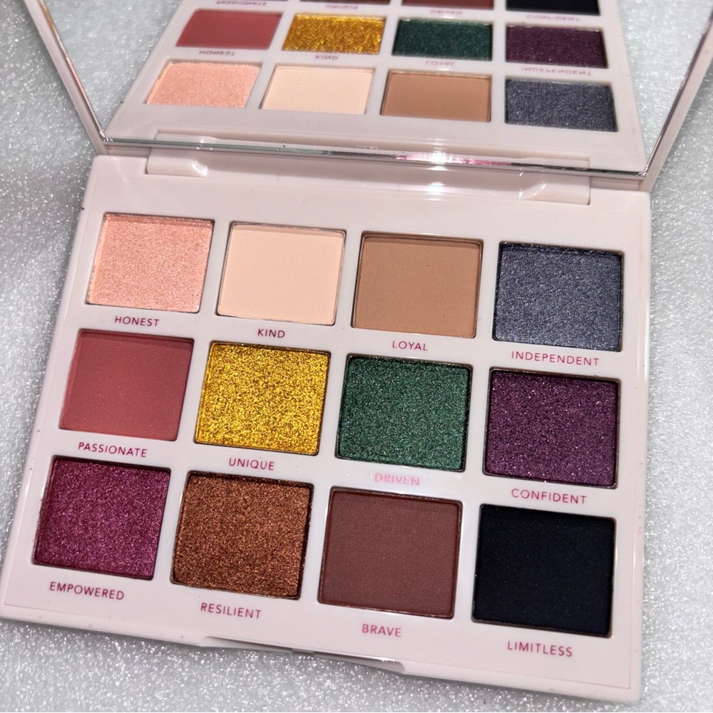 💝NIB PERSONA identity two eyeshadow palette 💝